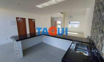 Imagem 7: Casa duplex com 4 quartos, sendo 2 suítes. Piscina com deck molhado. Cabo Frio