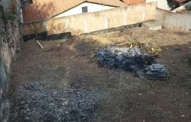 Imagem 2: Lote com casa inacabada