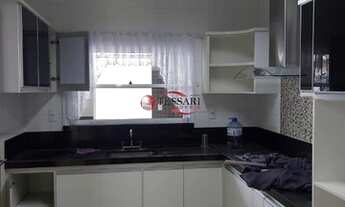 Imagem 4: Locação - Casa em Condomínio - 3 Suítes com armários, 3 banheiros, sala de 2 ambientes