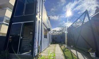 Imagem: Terreno com 450m² contendo 4 containers