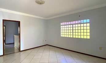 Imagem 4: Casa grande e bem localizada!!! Agende uma visita ;