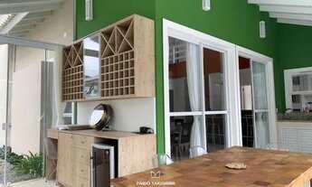 Imagem 2: Casa com pé direito duplo, lareira e piscina em condomínio fechado