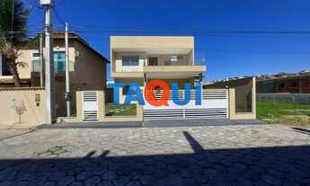 Imagem 2: Casa duplex com 4 quartos, sendo 2 suítes. Piscina com deck molhado. Cabo Frio