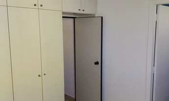 Imagem 2: Kitnet aluguel 38 m2. Andar alto, sol manhã piso frio, Port 24 horas. Armário embutido, co