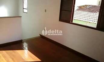 Imagem 2: Casa residencial disponível para venda e locação no bairro Santa Mônica em Uberlândia-MG