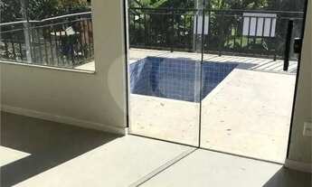 Imagem: Casa triplex, primeira locação, em local