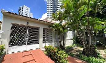 Imagem: Casa residencial com amplo quintal e 5 quartos