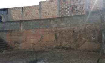 Imagem 5: Lote com casa inacabada