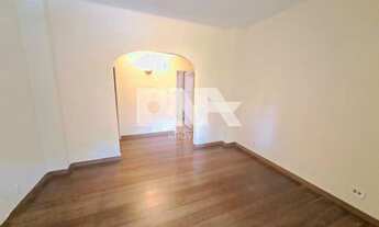 Imagem 2: Urca, 2 quartos, sala, cozinha com móveis planejados, área de serviço, dependência, 2 banh