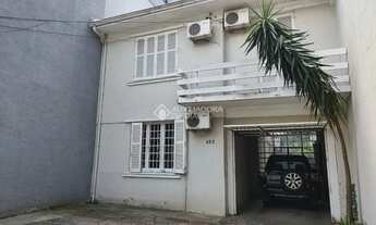 Imagem: Casa com dois níveis, em localização