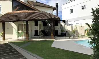 Imagem 3: Casa Ampla com Piscina e Lareira para Locação Anual em Daniela - 300 m² de Conforto e Laze