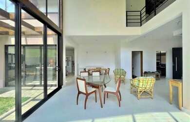 Imagem: Moderna casa localizada a menos de 10 minutos