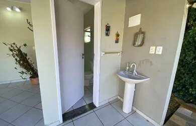 Imagem 5: Sobrado com piscina na quadra do mar