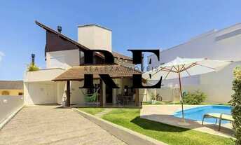 Imagem 2: Casa Ampla com Piscina e Lareira para Locação Anual em Daniela - 300 m² de Conforto e Laze