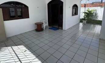 Imagem 2: Ótima casa em Ponta Negra com três quartos sendo uma suíte