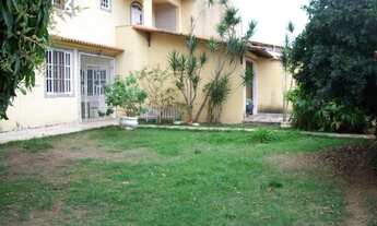 Imagem: Casa grande, com quintal na praia de Santa