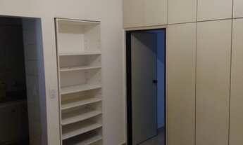 Imagem 4: Kitnet aluguel 38 m2. Andar alto, sol manhã piso frio, Port 24 horas. Armário embutido, co