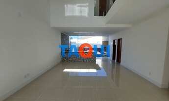 Imagem 5: Casa duplex com 4 quartos, sendo 2 suítes. Piscina com deck molhado. Cabo Frio