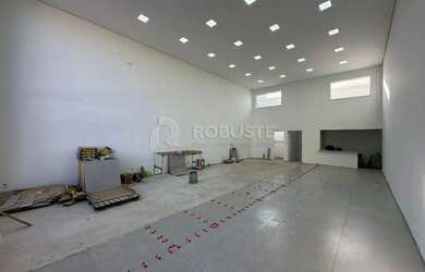 Imagem 2: Salão Comercial para Alugar na Vila dos Lavradores em Botucatu amplo com estacionamento