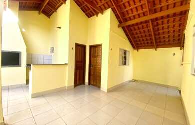 Imagem 2: Casa grande e bem localizada!!! Agende uma visita ;