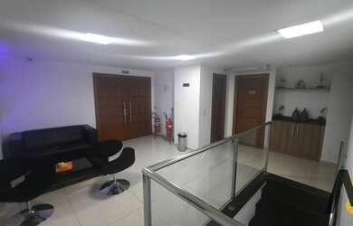 Imagem 6: PECHINCHA - EXCELENTE SALA COMERCIAL 27m2! - Sala em centro comercial com 2 banheiros. 1 v