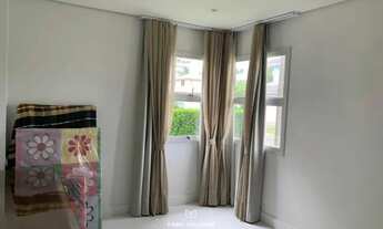 Imagem 4: Casa com pé direito duplo, lareira e piscina em condomínio fechado