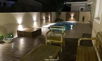 Imagem 7: Casa com pé direito duplo, lareira e piscina em condomínio fechado