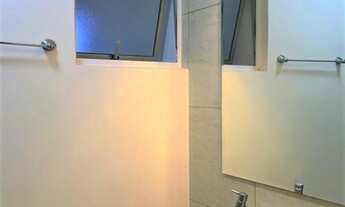 Imagem 5: Apartamento 2 dormitórios com churrasqueira, cozinha e banheiro com armários