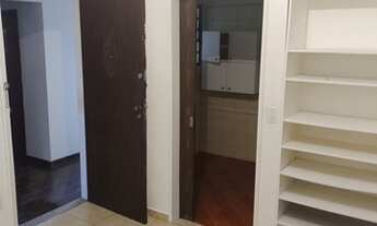 Imagem 3: Kitnet aluguel 38 m2. Andar alto, sol manhã piso frio, Port 24 horas. Armário embutido, co