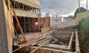 Imagem 6: Casa Pedra Branca, próximo ao Lago. Com Bela Fachada Contemporânea de 30 metros