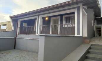 Imagem: Casa familiar com 2 quartos, espaço verde