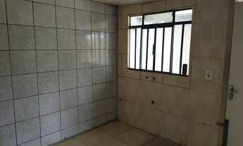 Imagem 2: Alugo casa de madeira dois quartos e garagem no Cajuru