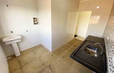 Imagem 4: Sobreposta Alta com 2 Dormitórios em Condomínio na Vila Tupi, Primeira Casa com Sacada