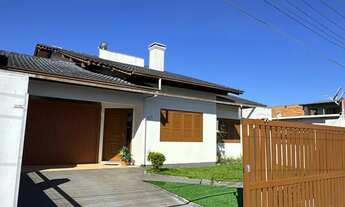Imagem 2: Casa ampla com piscina para temporada em Torres.