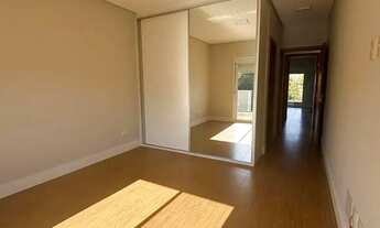 Imagem 6: Casa para aluguel possui 380 metros quadrados com 5 quartos