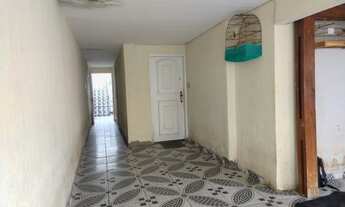 Imagem 2: Casa térrea, com 2 vagas de garagem cobertas, nos fundos tem 2 casinhas de renda já alugad