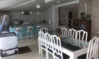 Imagem 3: Linda casa pé na areia para locação anual: 5 suítes sendo duas com sacada privada; Sala a