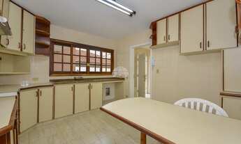 Imagem 4: Casa para venda possui 420 metros quadrados com 3 quartos em Bacacheri - Curitiba - PR