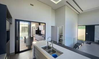 Imagem 4: Casa de condomínio térrea para venda possui 250 metros quadrados com 4 quartos