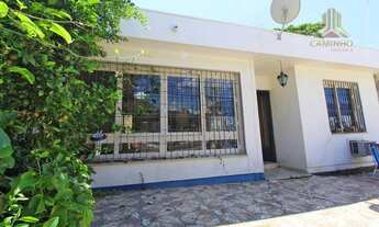 Imagem: Casa de quatro dormitórios ao lado do Colégio