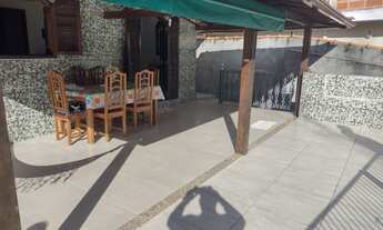 Imagem 5: Casa duplex em centro de terreno, junto a todo comércio