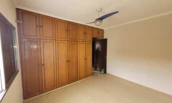 Imagem 5: Sobrado com quintal/garagem, cozinha ampla, sala de jantar e muito mais. Bem conservado!