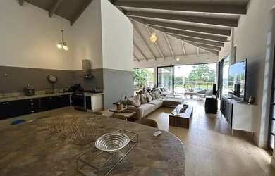 Imagem 6: Casa térrea com 03 suítes e home reversível com área de lazer grande e vista de cinema