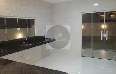 Imagem 2: Casa com amplo quintal, 03 quartos, área gourmet, garagem coberta. Condomínio fechado