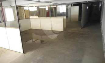 Imagem 6: Excelente galpão com várias salas e depósitos