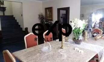 Imagem 3: Luxuosa Casa de 5 Quartos com Piscina a Apenas 5 Minutos da Praia de Pernambuco no Guarujá