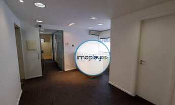 Imagem 2: Sala de 286 metros com piso laminado de madeira, com divisórias de vidro