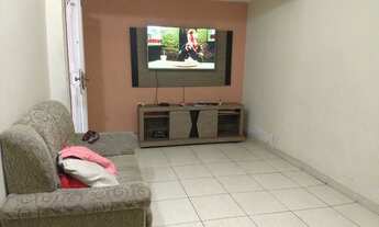 Imagem 6: Casa térrea, com 2 vagas de garagem cobertas, nos fundos tem 2 casinhas de renda já alugad