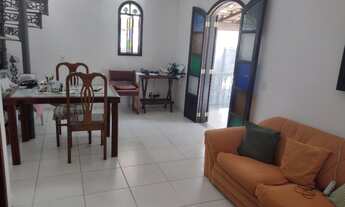 Imagem: Casa duplex em centro de terreno, junto