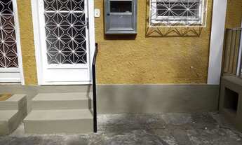 Imagem 3: Casa de vila térrea, quarto e sala, ambiente familiar e organizado